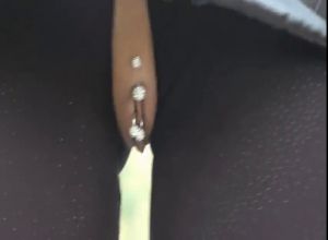 Пара без комплексов занимается сексом в парке после шоппинга